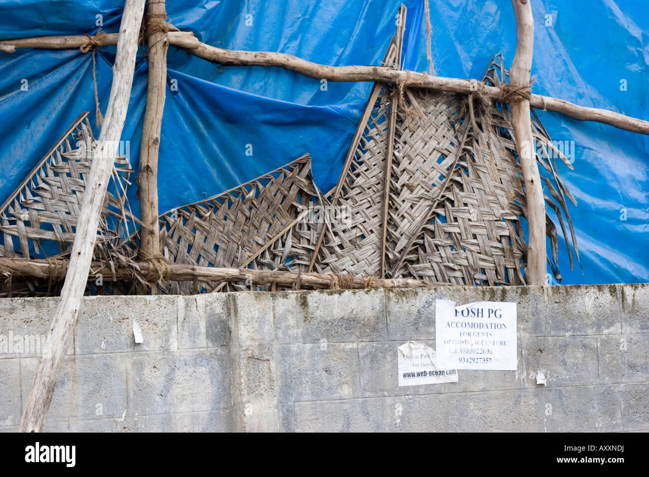 Clôture et barrière tissé bâche bleue à Bangalore Inde Banque D'Images