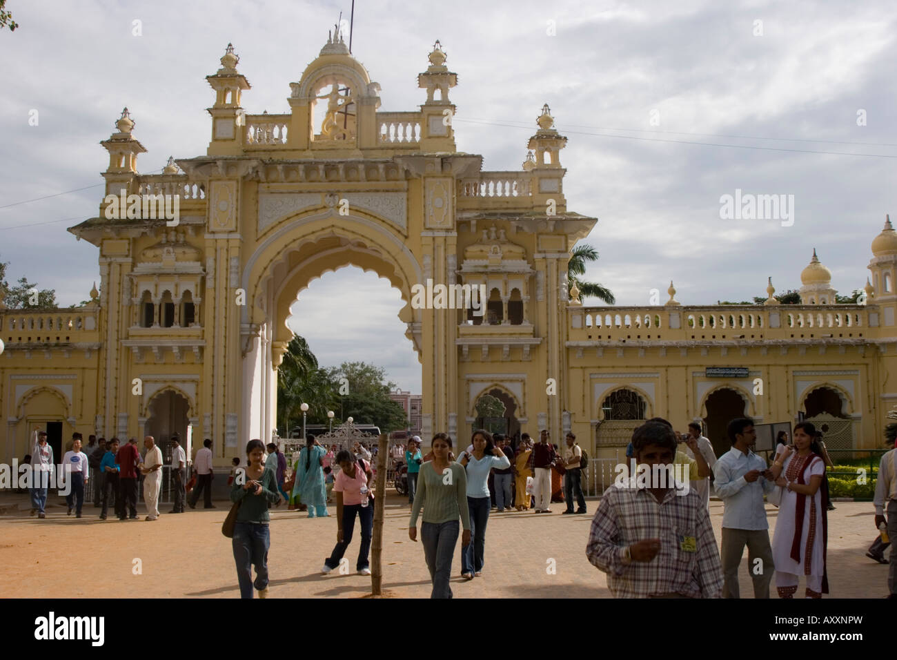 La porte voûtée entrée dans l'enceinte du palais de Mysore Banque D'Images