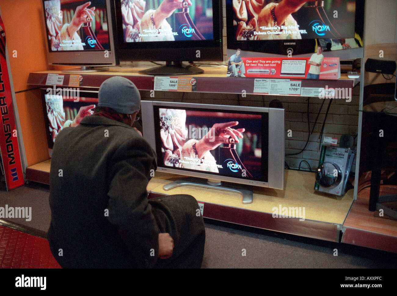 Un client d'électronique Circuit City à New York inspecte télévision LCD à écran plat Banque D'Images