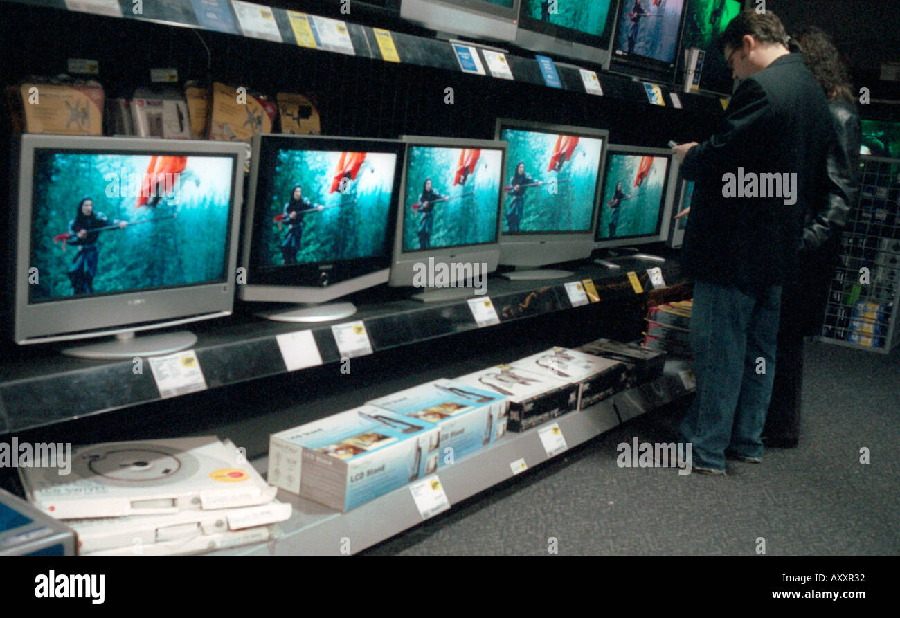 Un couple chez Best Buy Electronics parcourt l'écran plat LCD Banque D'Images