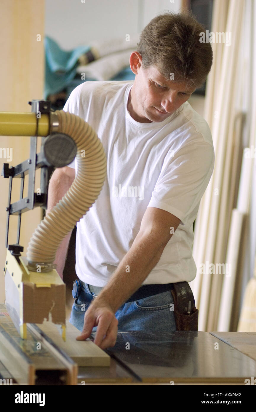 Propriétaire de l'entreprise menuiserie menuisier bois d'ébéniste ordinaire homme travaillant à leur compte les gens au travail couper Banque D'Images