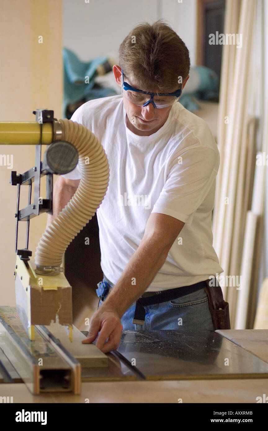 Propriétaire de l'entreprise menuiserie menuisier bois d'ébéniste ordinaire homme travaillant à leur compte les gens au travail couper Banque D'Images