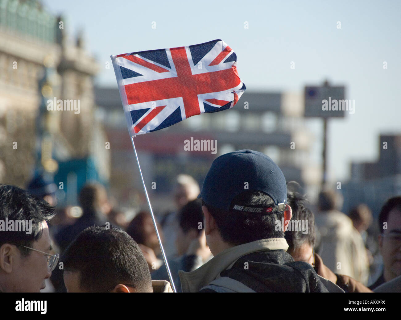 Guide touristique dans le centre de Londres qui agitait un drapeau Union Jack pour attirer ses clients Banque D'Images