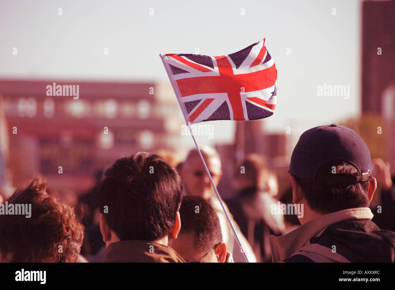 Tour guide qui agitait un drapeau Union Jack à son attirer des clients dans le centre de Londres Banque D'Images