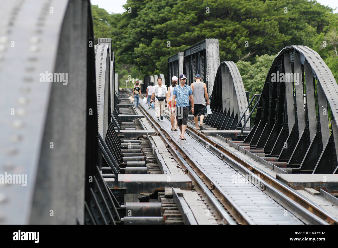 Les touristes sur le pont de la rivière Kwai Kanchanaburi Thaïlande Banque D'Images