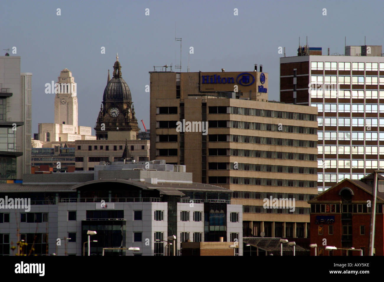 Toits de Leeds Dewsbury Road Towers de Leeds Hown Hall et University clairement visibles Banque D'Images