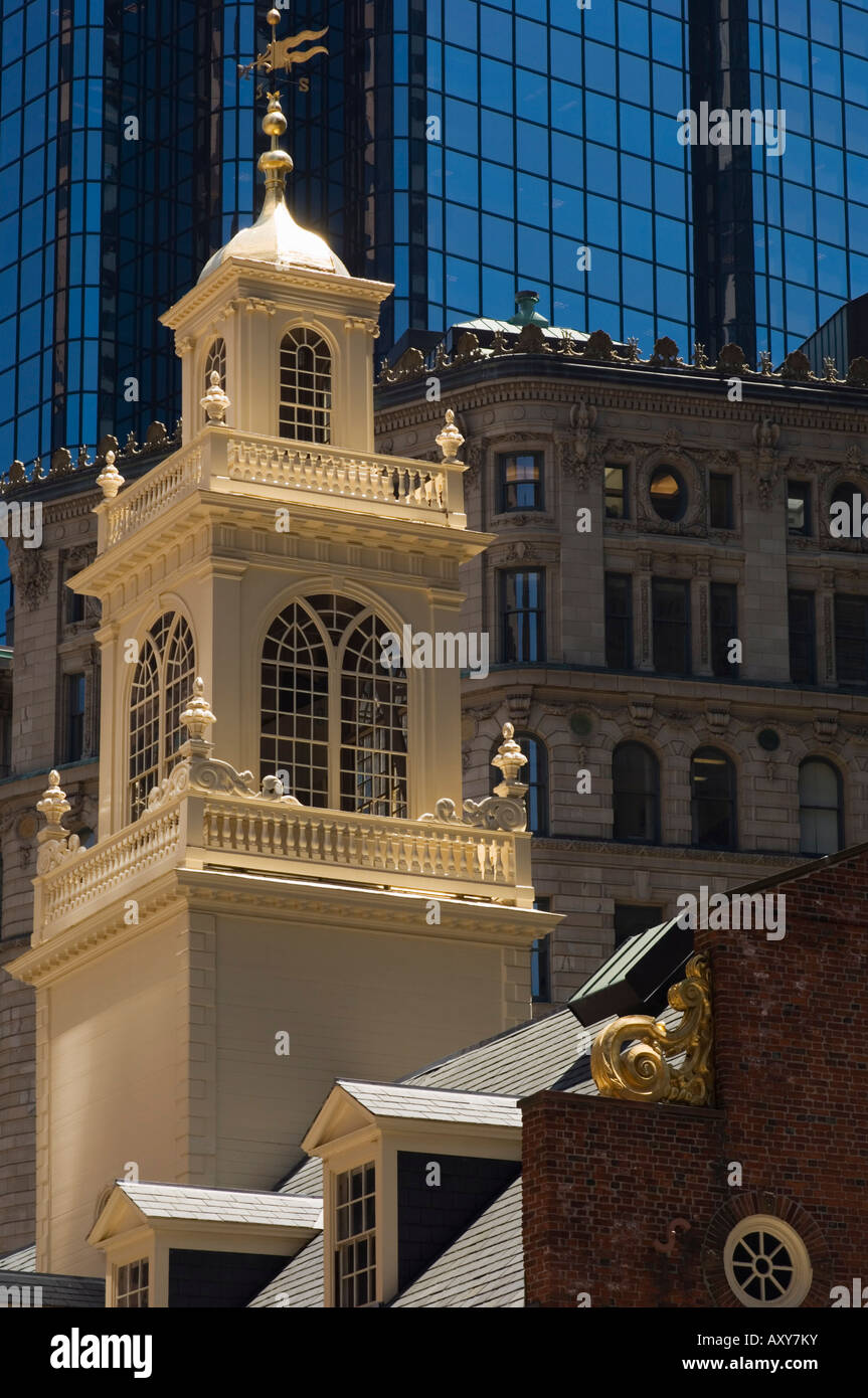 L'Old State House, 1713, aujourd'hui entouré de tours modernes dans le quartier financier, Boston, Massachusetts, USA Banque D'Images