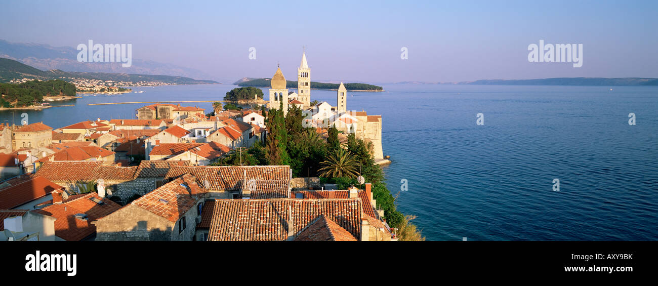 Vue d'Elevatred Rab médiéval clochers et ville, ville de Rab, l''île de Rab, en Dalmatie, côte dalmate, en Croatie, en Europe Banque D'Images