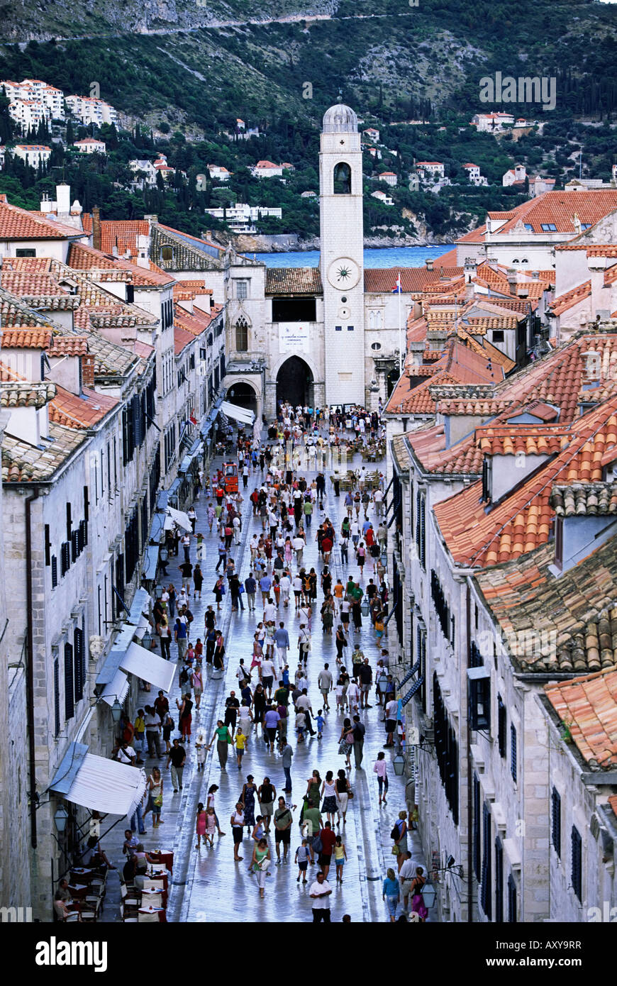 Vue élevée le long de la rue piétonne de la place de la tour de l'horloge, Dubrovnik, UNESCO World Living Heritage Site, Dalmatie, Croatie Banque D'Images