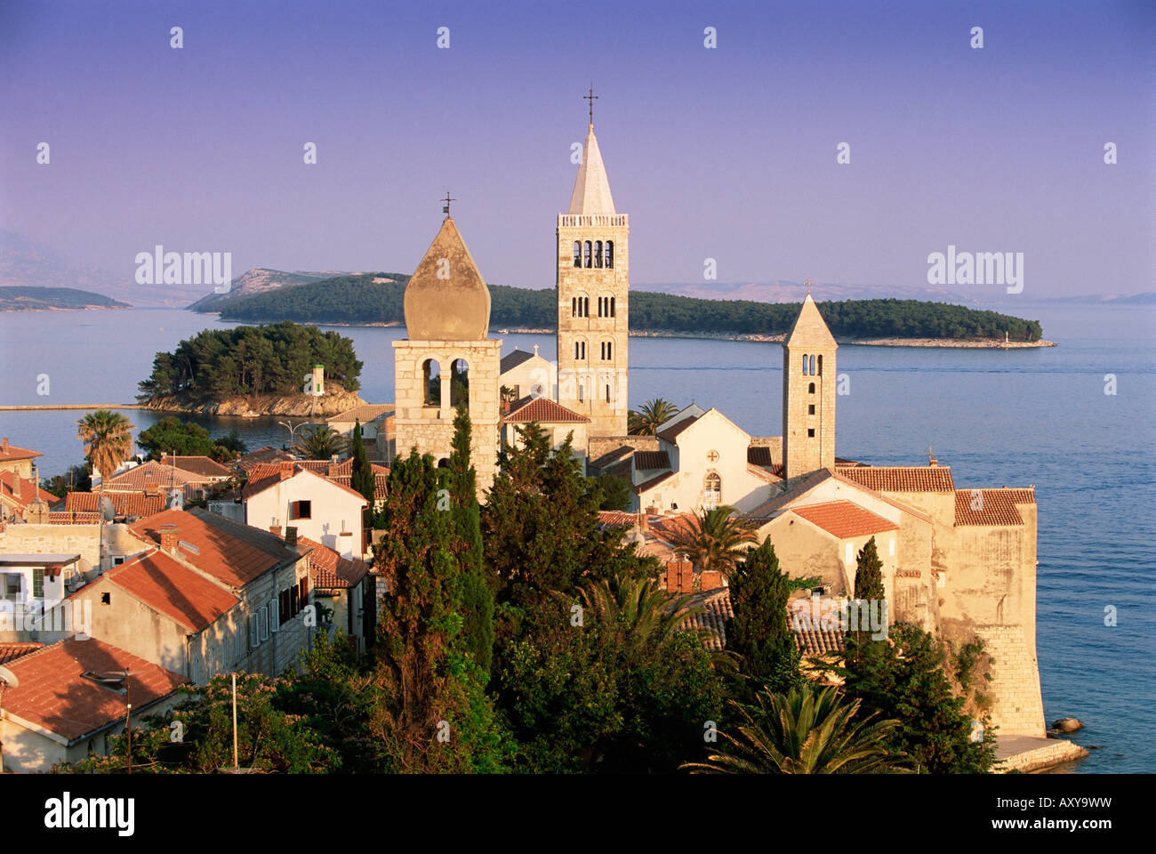 Rab médiéval clochers et élevé sur la ville, la ville de Rab, l''île de Rab, en Dalmatie, côte dalmate, en Croatie, en Europe Banque D'Images
