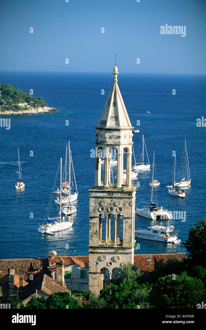 Clocher d'église et de bateaux dans le port, la ville de Hvar, Hvar, Dalmatie, côte dalmate, en Croatie, en Europe Banque D'Images