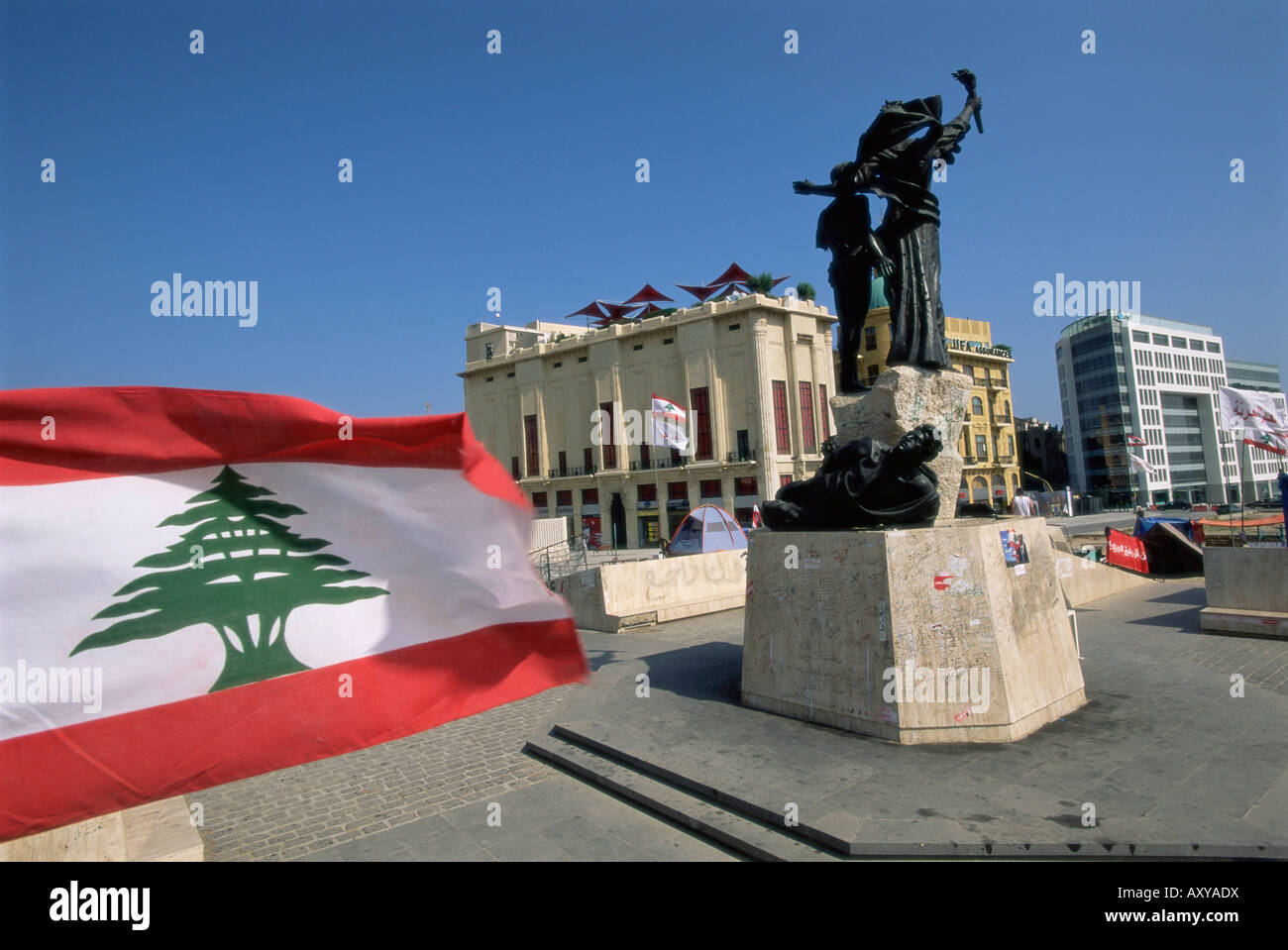 Drapeau libanais et la statue des martyrs dans la BCD, Place des Martyrs de la ville reconstruite, Beyrouth, Liban, Moyen-Orient Banque D'Images