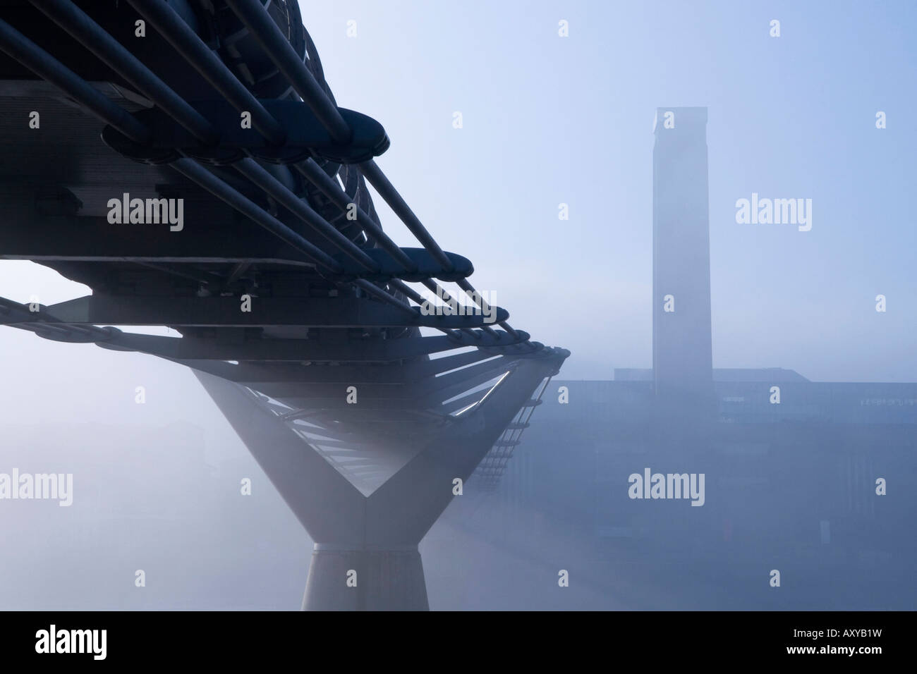 Le Millennium Bridge et la Tate Gallery à un épais brouillard, Londres, Angleterre Banque D'Images