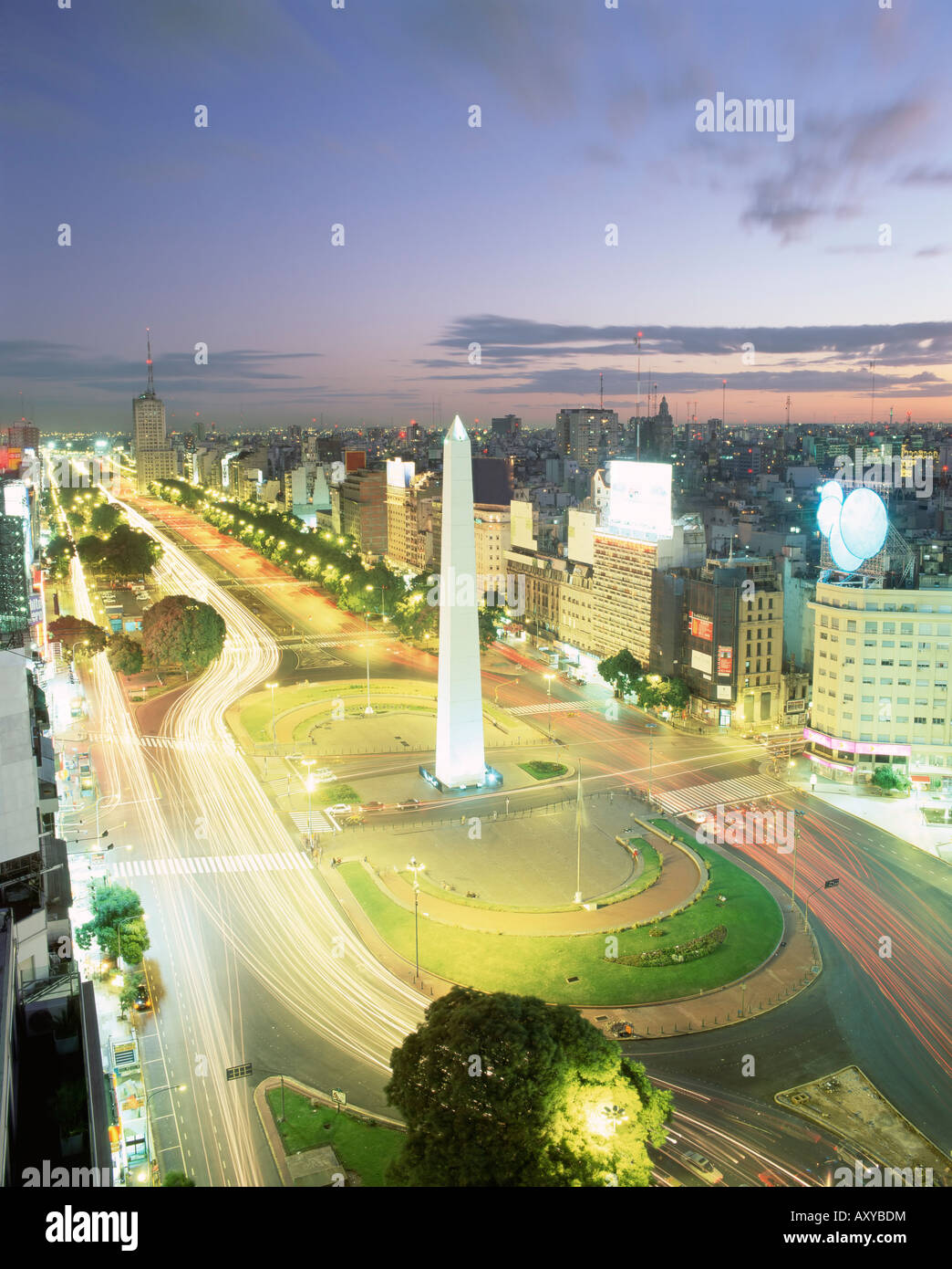 Plaza de la Republica, l'Obélisque et de l'avenue la plus large du monde, l'Avenida 9 de Julio, Buenos Aires, Argentine, Amérique du Sud Banque D'Images