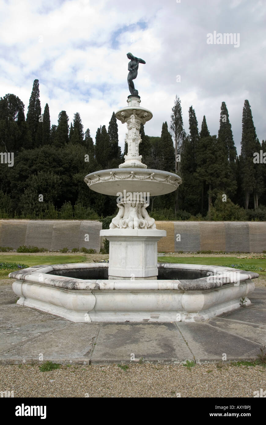 Fontaine avec une copie de la Vénus - Florence par Giambologna dans les jardins de la Villa Medici la Petraia Banque D'Images