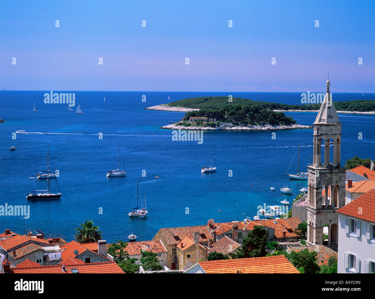 Vue aérienne de la ville de Hvar et les îles voisines, l'île de Hvar, Dalmatie, côte dalmate, en Croatie, en Europe Banque D'Images