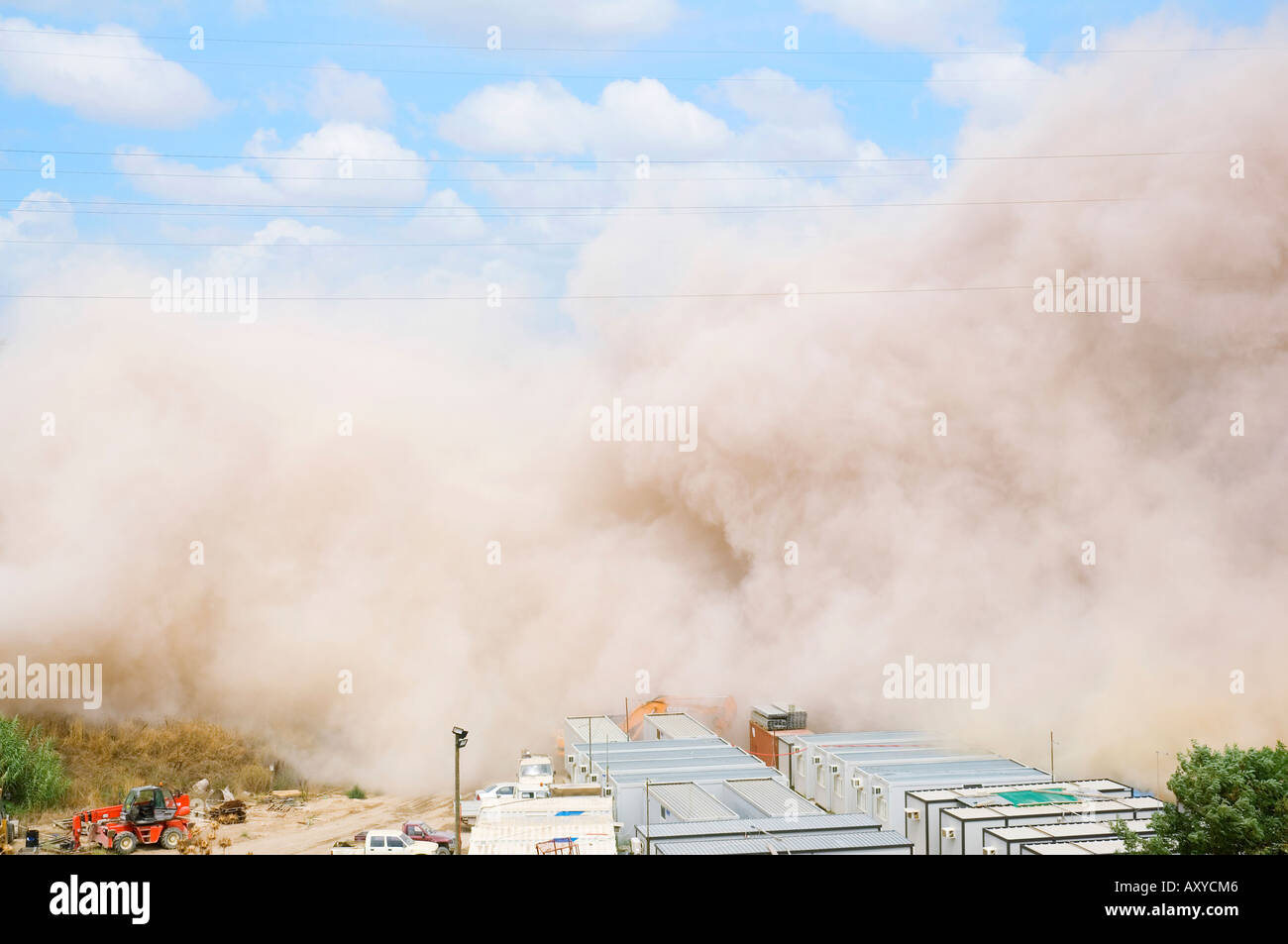 Une séquence d'image d'une démolition contrôlée par des explosifs d'un vieux pont. Image 10 sur 12 Banque D'Images