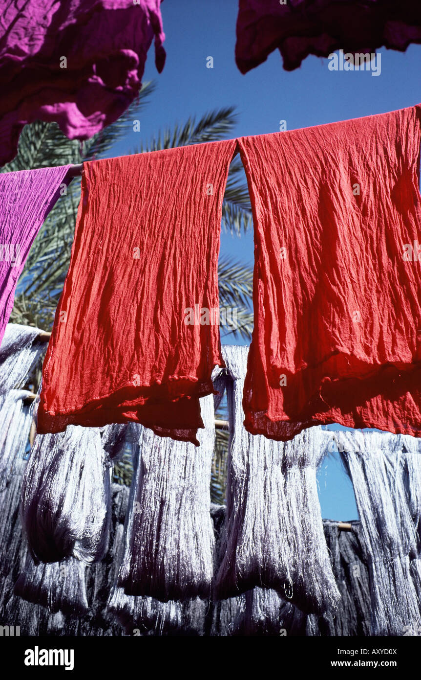 Tissu de soie teints rouge et le séchage, Marrakech, Maroc, Afrique du Nord, Afrique Banque D'Images