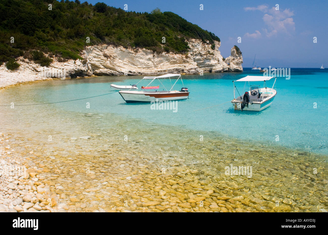 Bateaux et falaises calcaires à Mesovrika Beach sur la côte nord-est, Anti-Paxos, îles Ioniennes, îles grecques, Grèce, Europe Banque D'Images