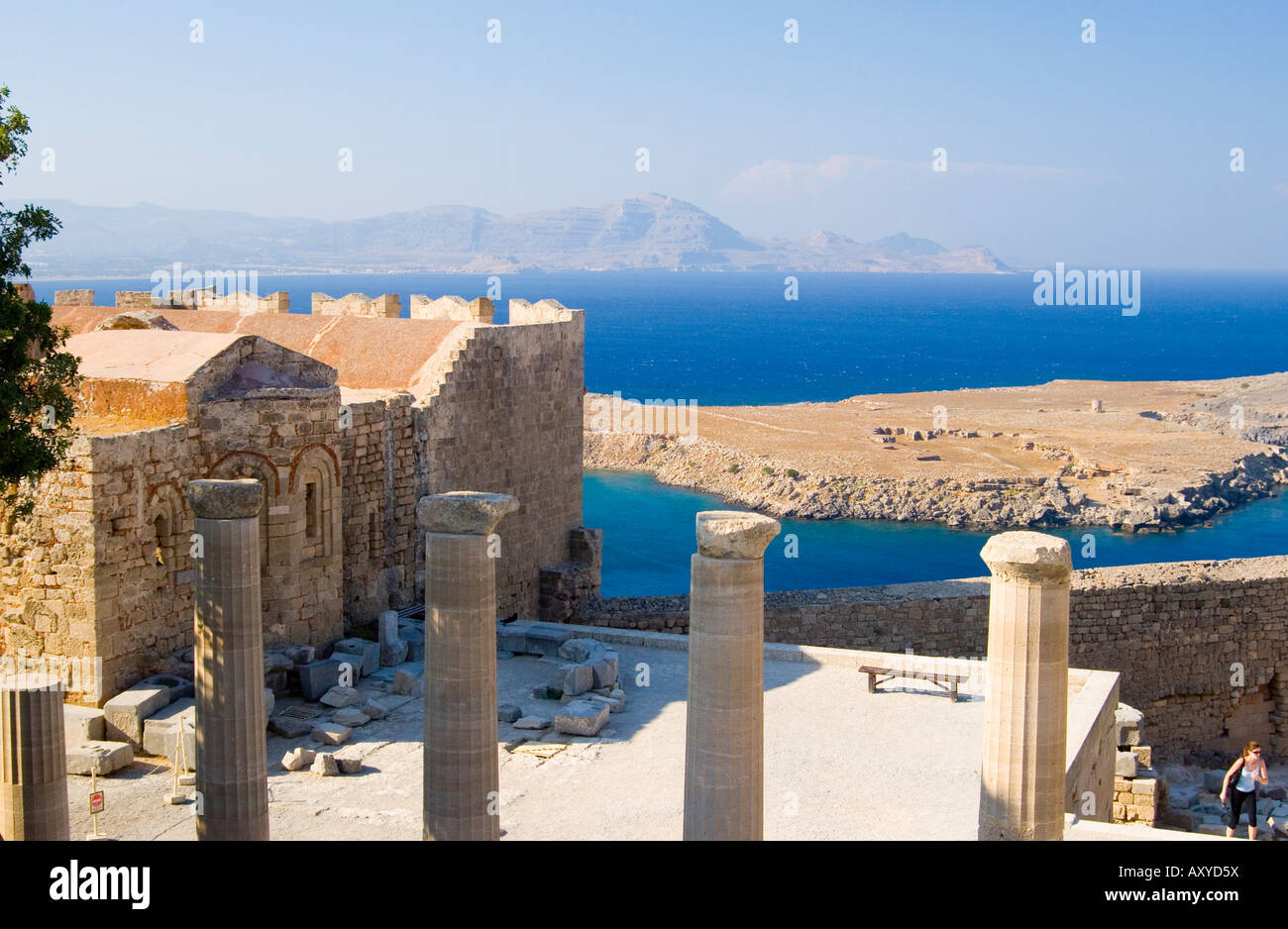 Colonnes et la mer de l'Acropole, Lindos, Rhodes, Dodécanèse, îles grecques, Grèce, Europe Banque D'Images