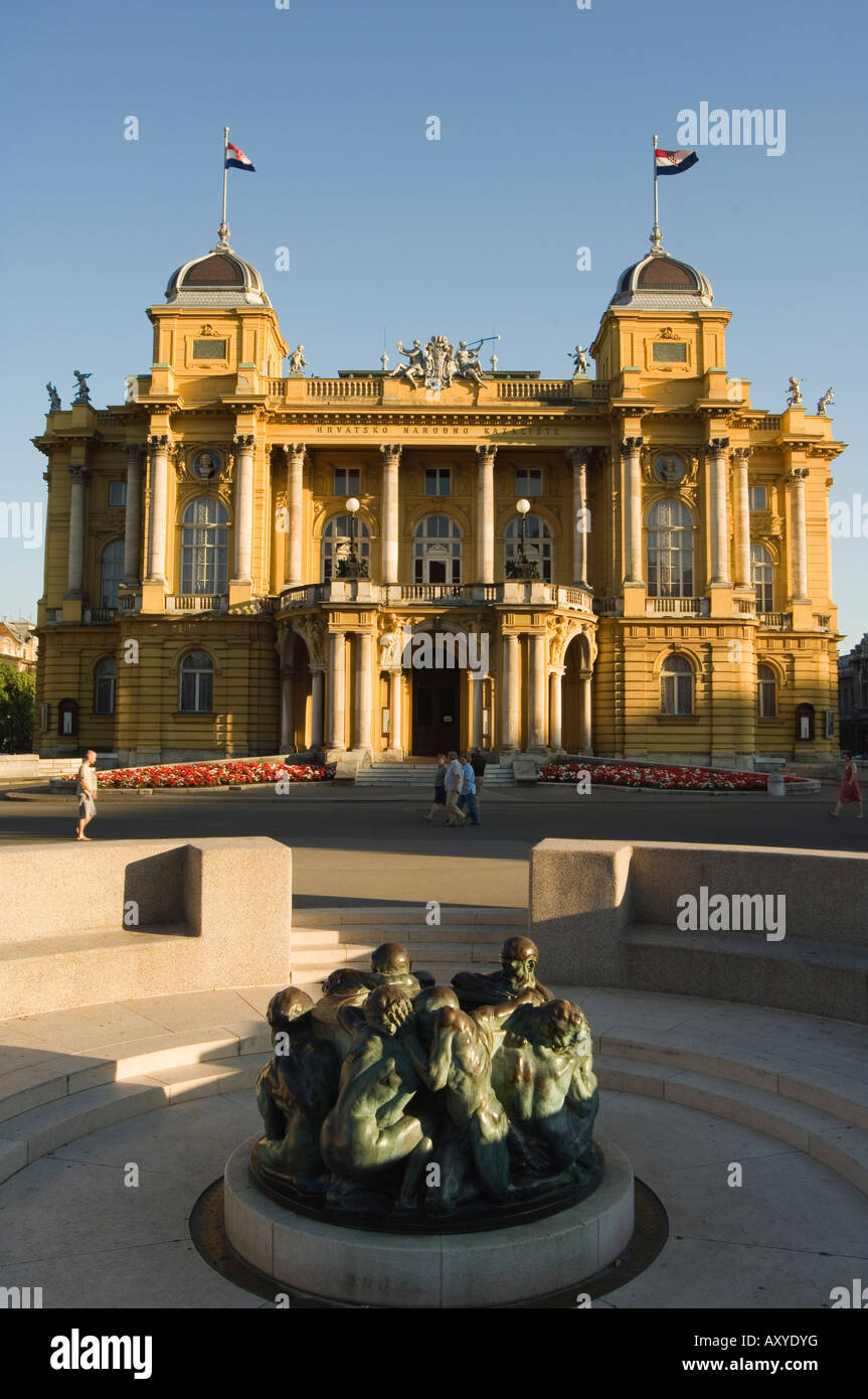 Théâtre National de Split, et Ivan Mestrovic's sculpture fontaine de vie à partir de 1905, Zagreb, Croatie Banque D'Images