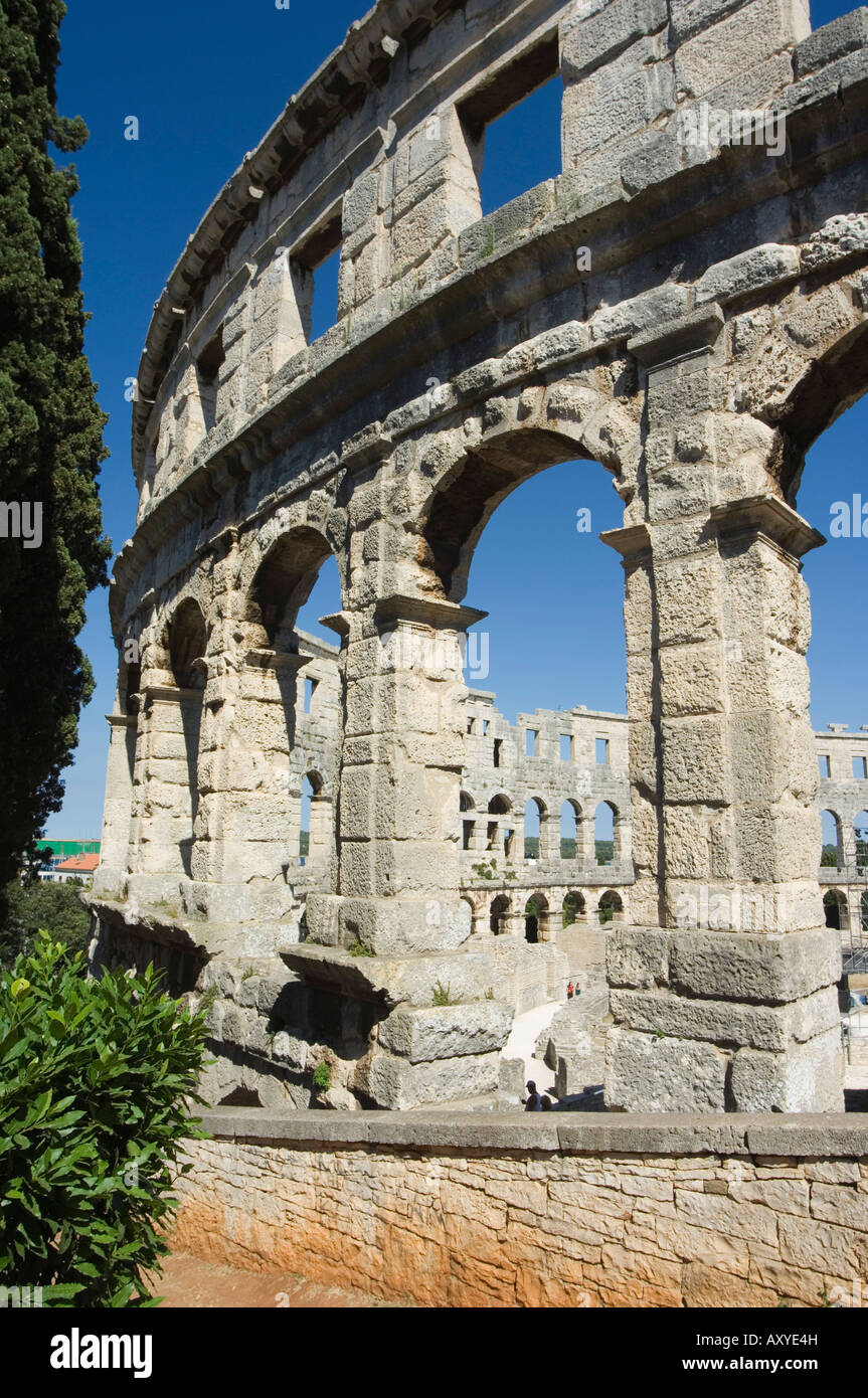 Au 1er siècle de l'amphithéâtre romain, des colonnes et des murs voûtés, Pula, Istrie, Croatie, Europe Banque D'Images