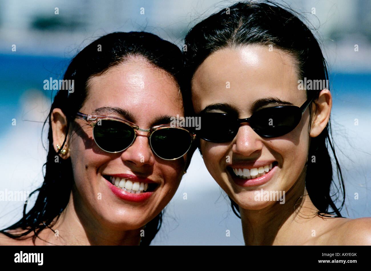 Girls on copacabana beach Banque de photographies et d'images à haute  résolution - Alamy