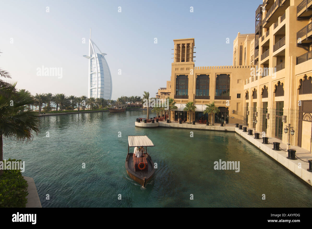 Madinat Jumeirah et l'hôtel Burj Al Arab, au-delà de Dubaï, Émirats arabes unis, Moyen Orient Banque D'Images