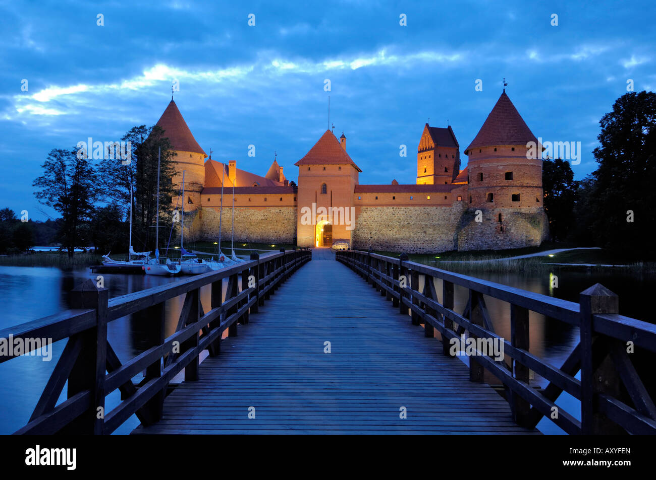Château de Trakai éclairés la nuit, Trakai, près de Vilnius, Lituanie, Pays Baltes, Europe Banque D'Images