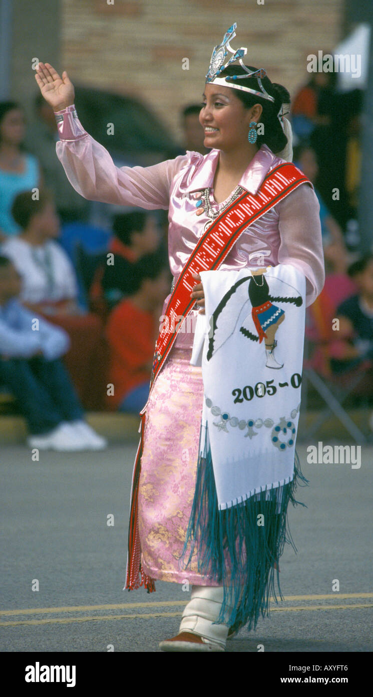 Gallup - Nouveau Mexique - USA - 85e festival inter-tribale indienne avec Tiara et robe rose Banque D'Images