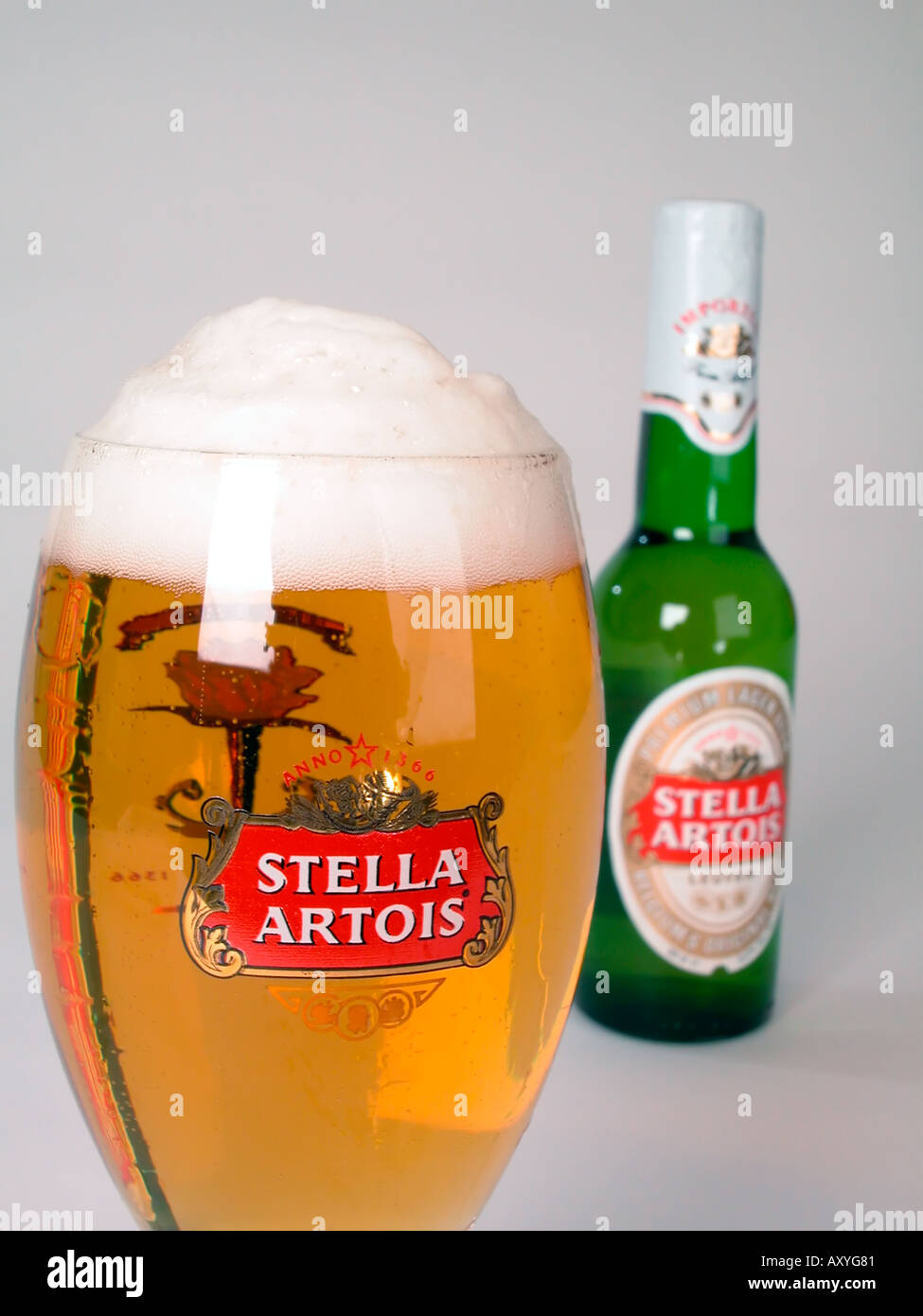 Verre et bouteille de bière Stella Artois Leuven Belgique Banque D'Images