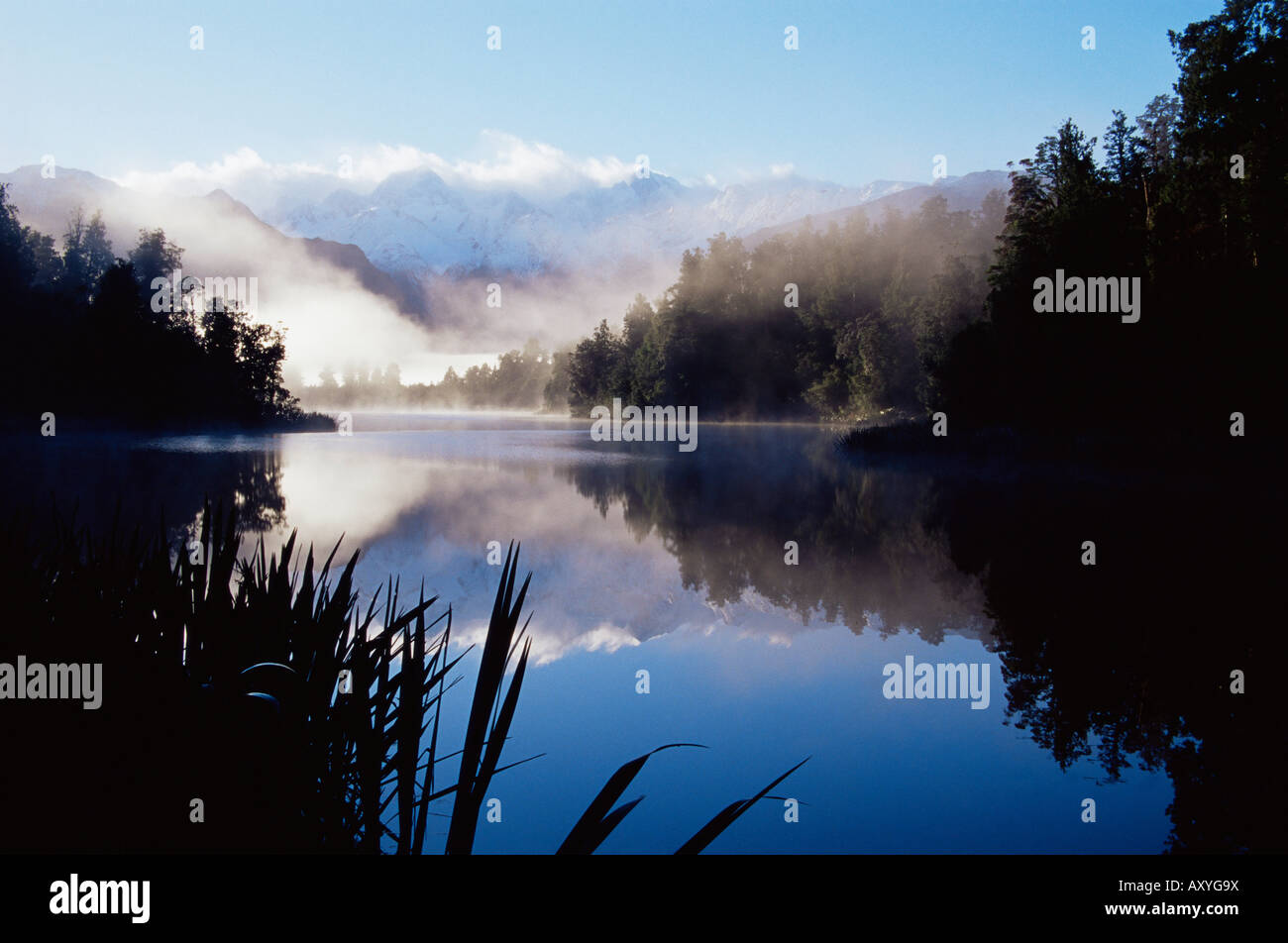 Lake Matheson à l'aube, avec la réflexion des Alpes du Sud, Westland, île du Sud, Nouvelle-Zélande, Pacifique Banque D'Images