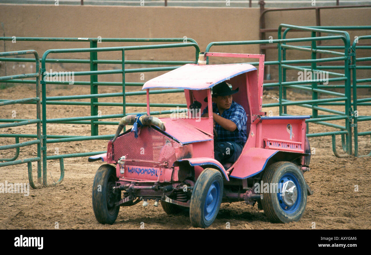 Gallup - Nouveau Mexique - USA - 85e festival inter-tribale Rodeo clown  divertit avec camion jouet Photo Stock - Alamy