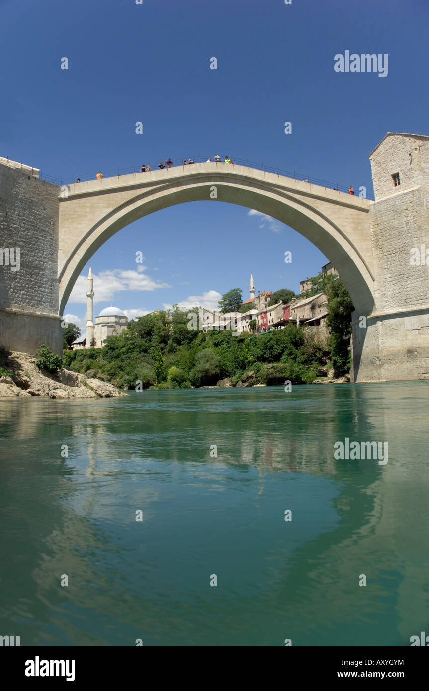 Le nouveau Vieux Pont sur le courant rapide de la rivière Neretva, Mostar, en Bosnie, la Bosnie-Herzégovine, l'Europe Banque D'Images