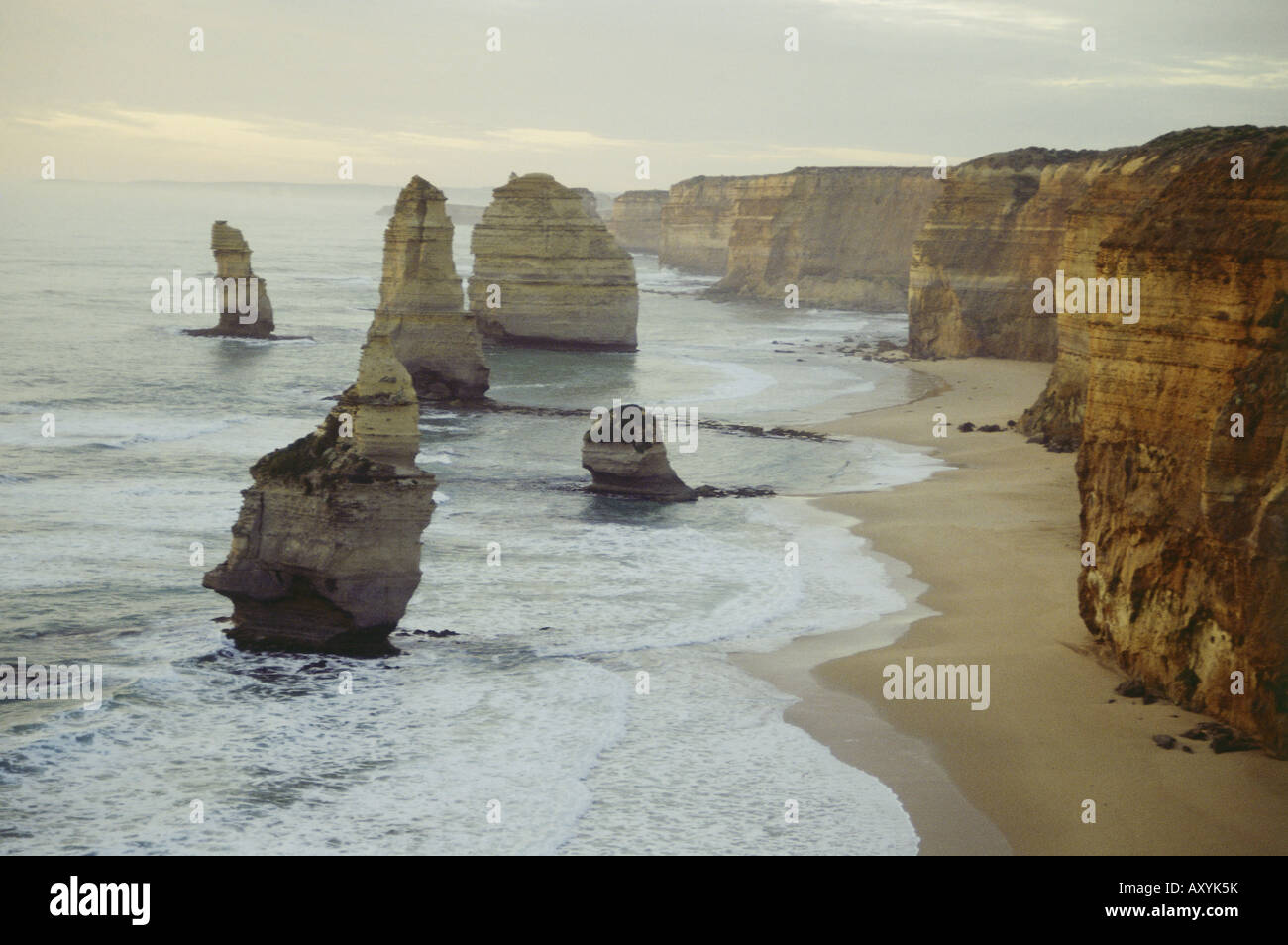 Géographie / billet, l'Australie, Victoria, Great Ocean Road, 12 apôtres, Port Campbell, Parc National, rock en mer à big coa Banque D'Images