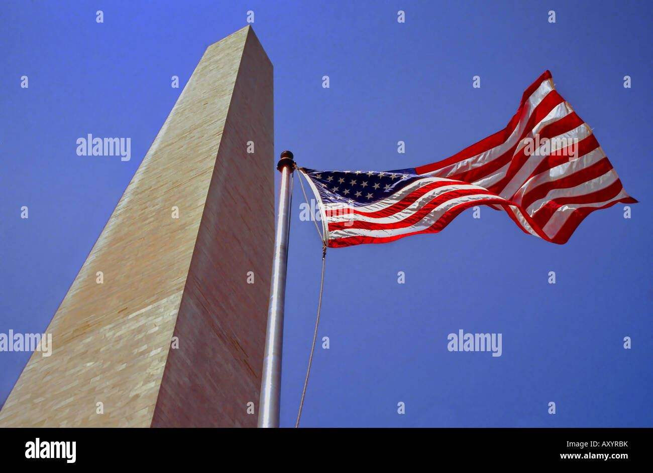 Le Washington Monument avec un drapeau américain, Washington DC, USA Banque D'Images