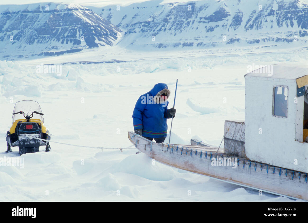 Un homme avec son traîneau et de motoneige sur la glace de mer arctique, Canada Banque D'Images