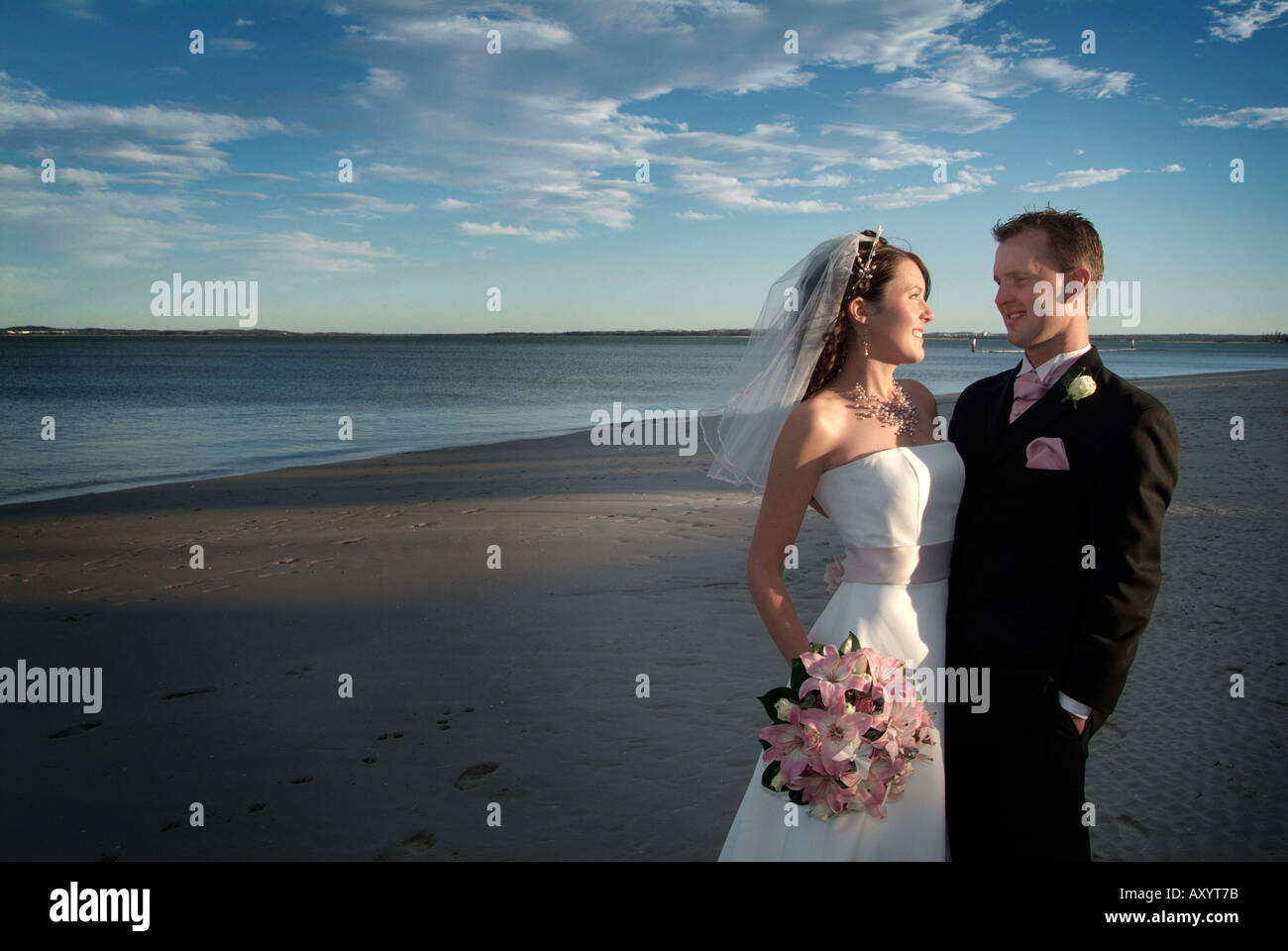 Photo de mariage sur la plage pendant les vacances Banque D'Images