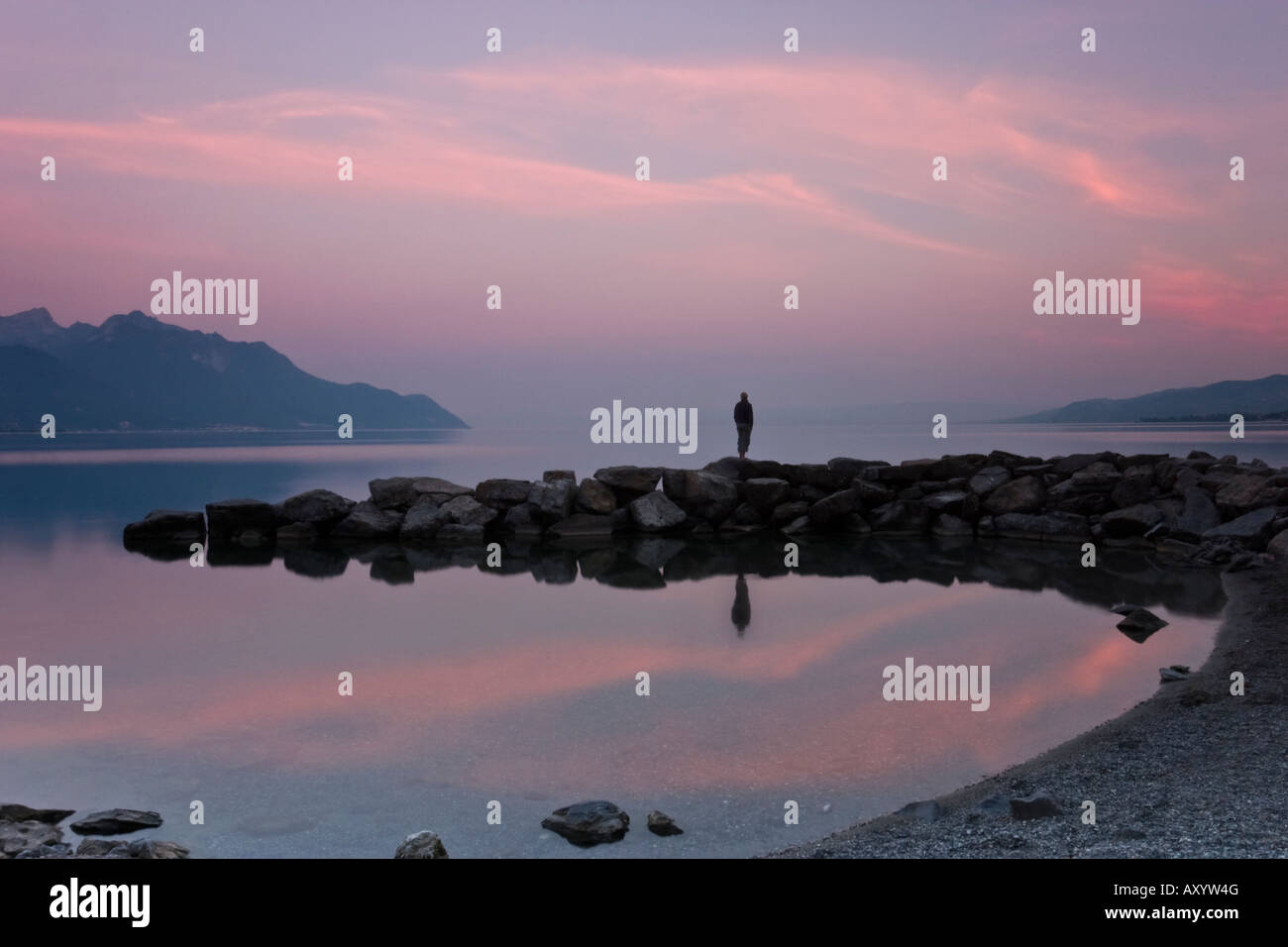 Lone, contemplant la figure en eaux calmes et les montagnes en toile Banque D'Images
