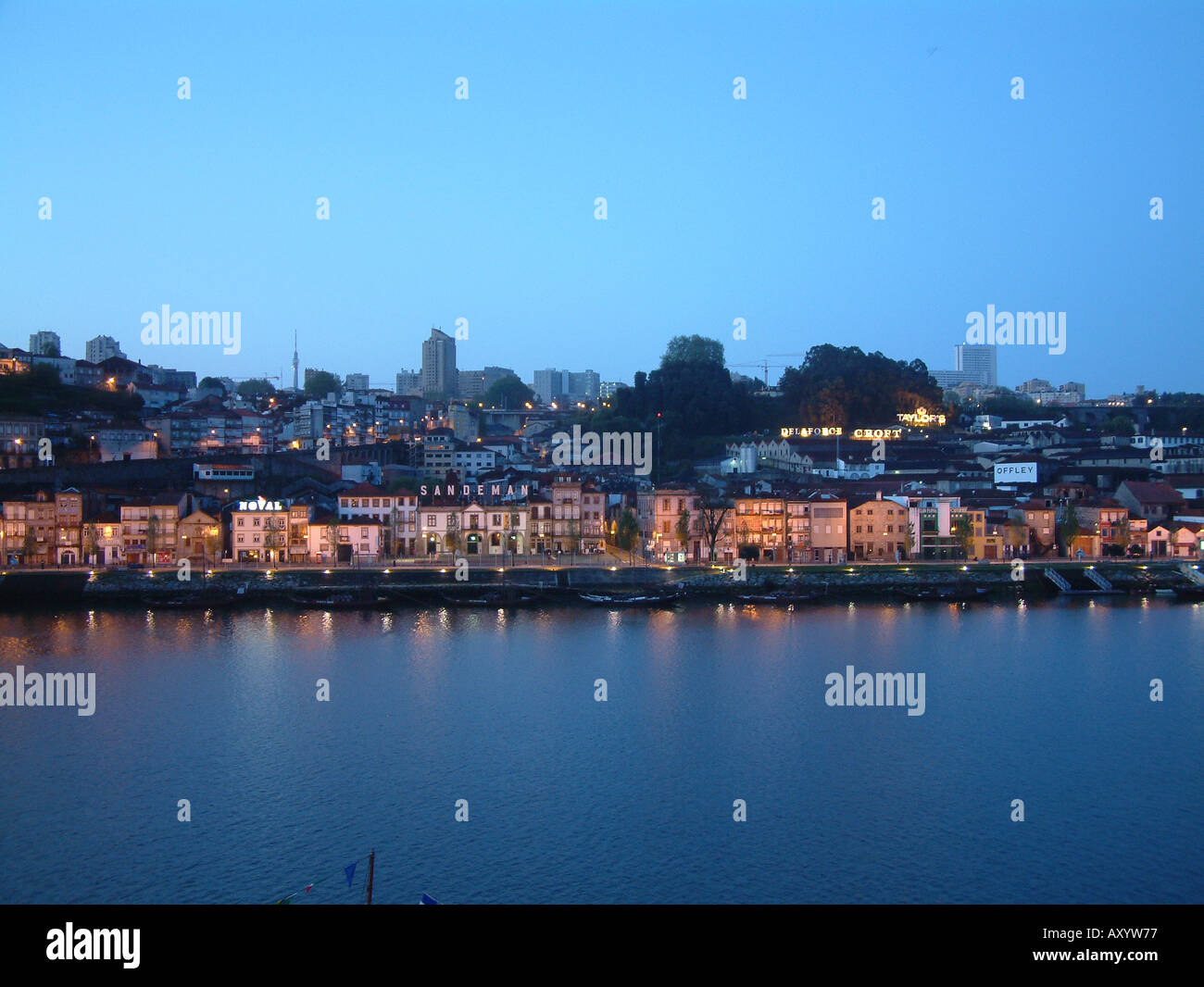 Les lodges de port de Vila Nova de Gaia Porto Portugal à l'aube vue de la Praça da Ribeira Porto Banque D'Images
