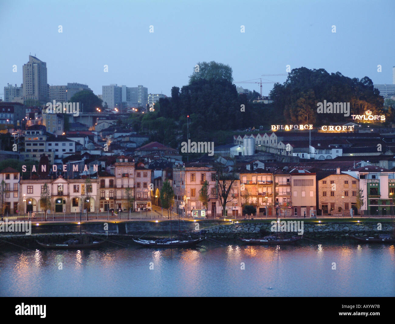 Les lodges de port de Vila Nova de Gaia Porto Portugal à l'aube vue de la Praça da Ribeira Porto Banque D'Images