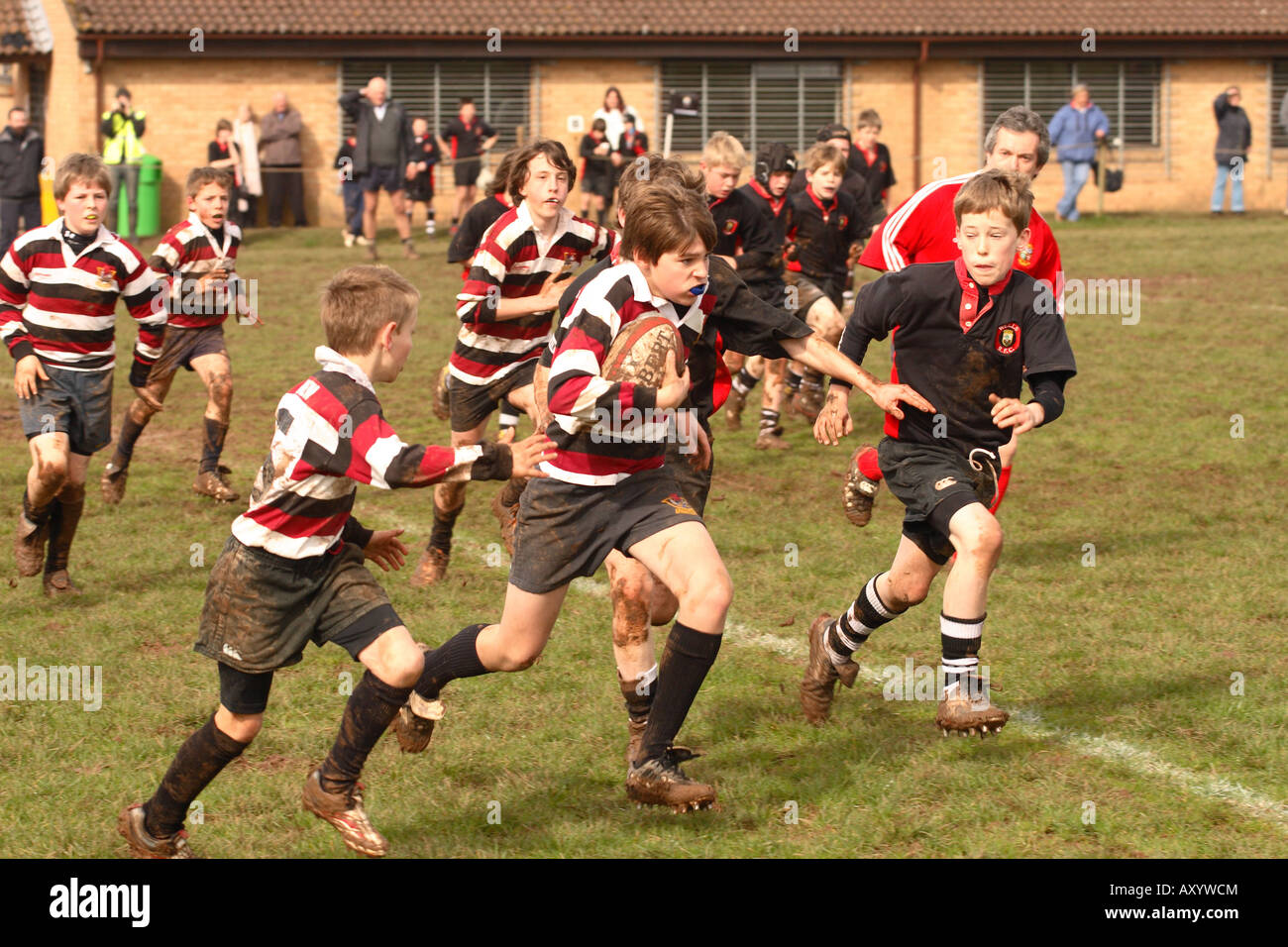 Match de rugby Junior moins de 12 ans les joueurs s'affrontent dans le jeu de l'équipe locale dans le Somerset en Angleterre seulement UTILISATION ÉDITORIALE Banque D'Images