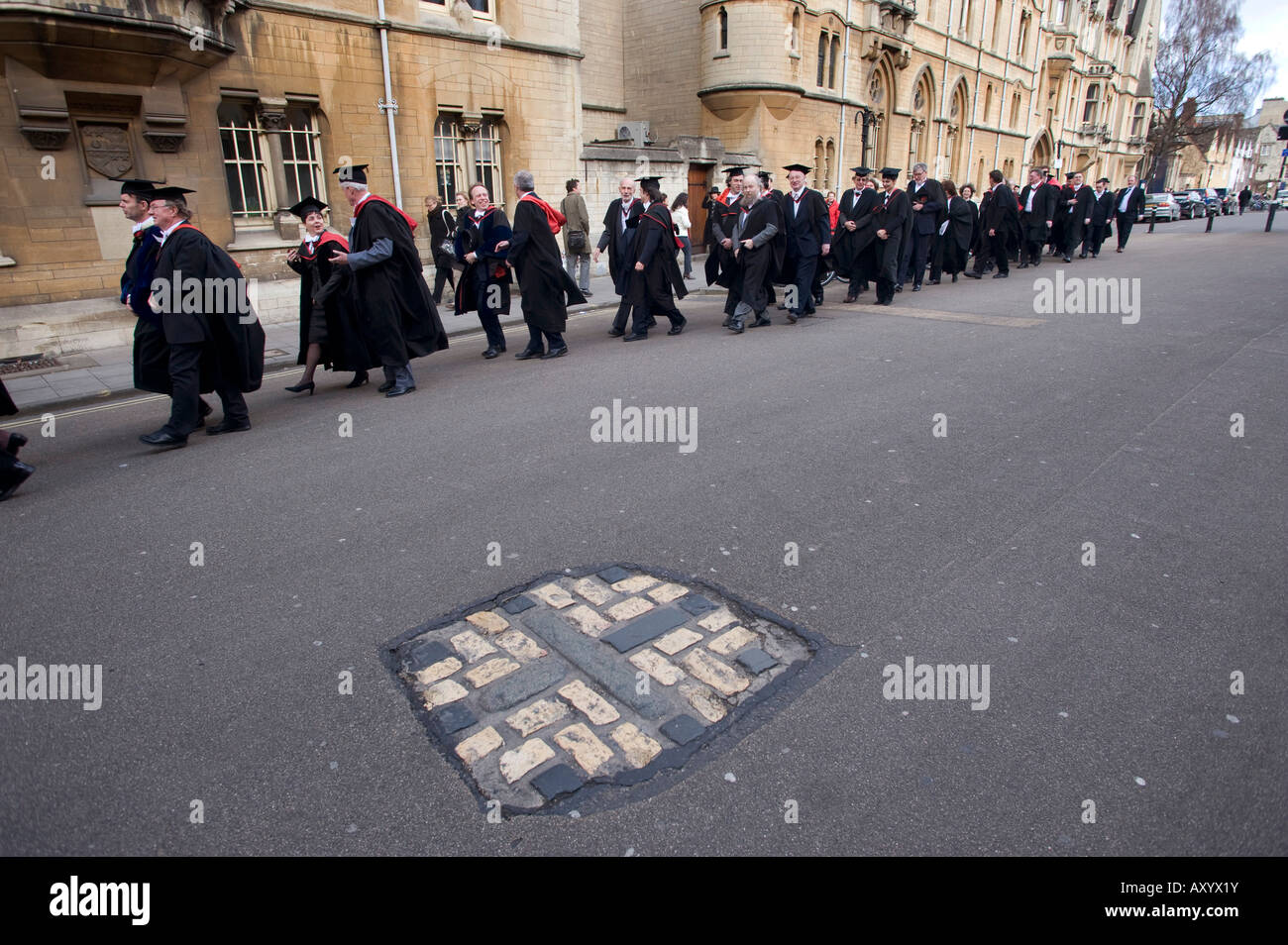 La marque sur la route où trois martyrs protestants ont été brûlés en ST à l'extérieur au Balliol College d'Oxford Banque D'Images
