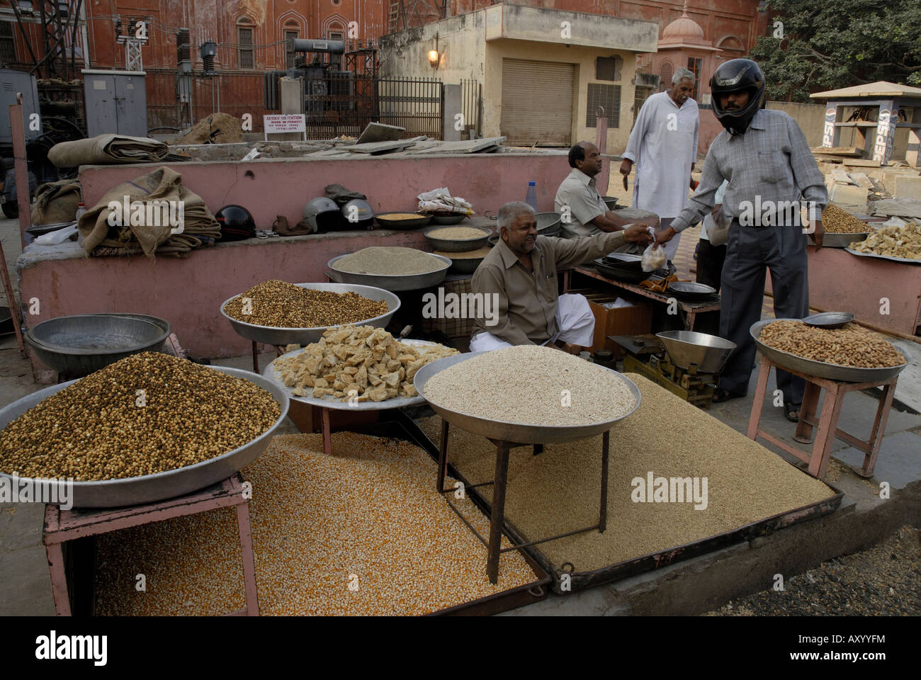 Bloquer la vente de céréales et légumineuses dans une rue de la ville rose Jaipur Rajasthan Inde Banque D'Images