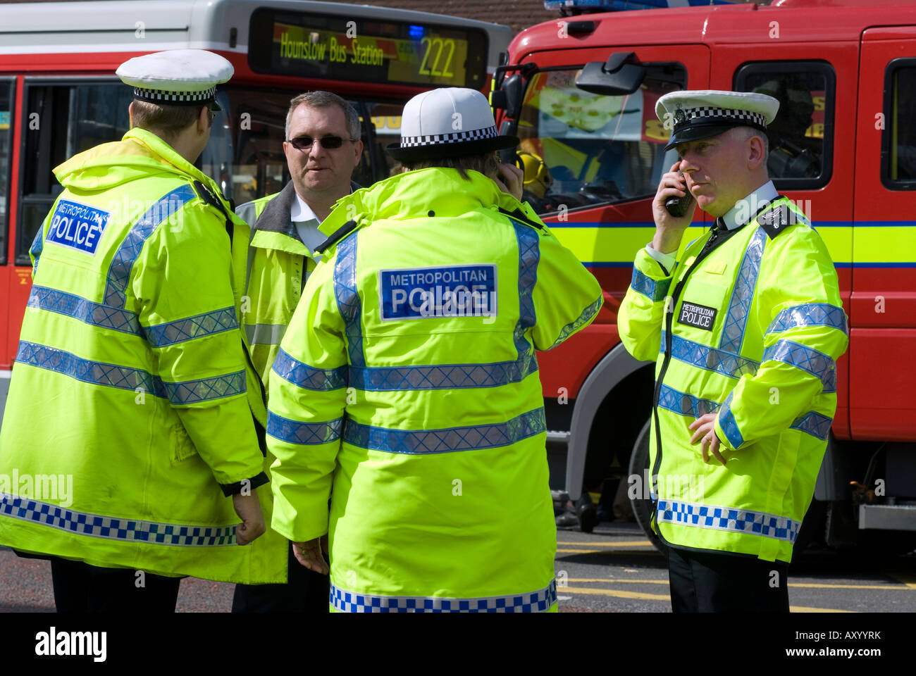 Les services d'urgence sur les lieux d'un accident de la route à Hounslow, Middlesex. Le 30 mars 2008 Banque D'Images