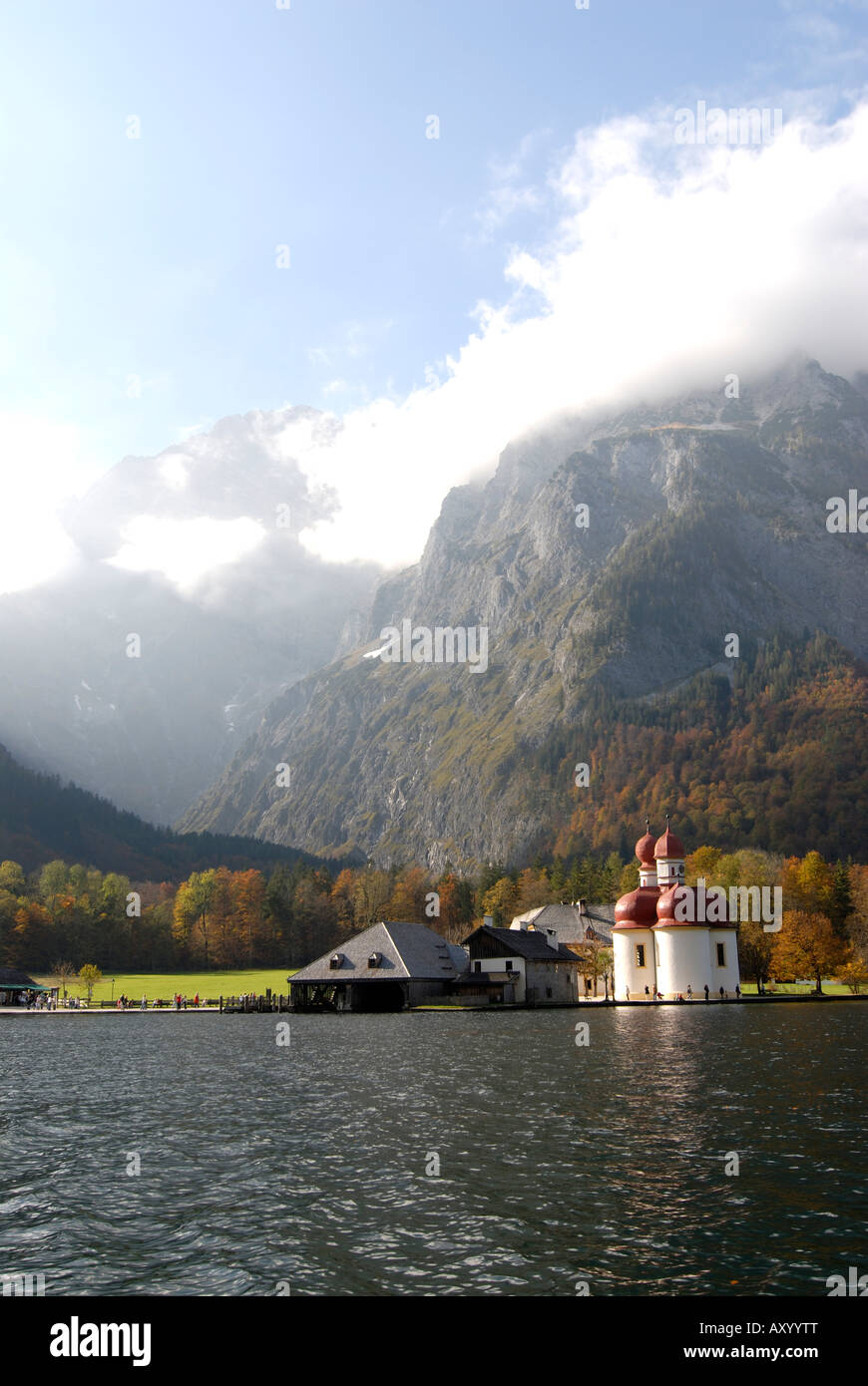 La très célèbre église St Bartholomä sur le Königssee en arrière-plan l'Watzman Parc national de Berchtesgaden Bavière Banque D'Images