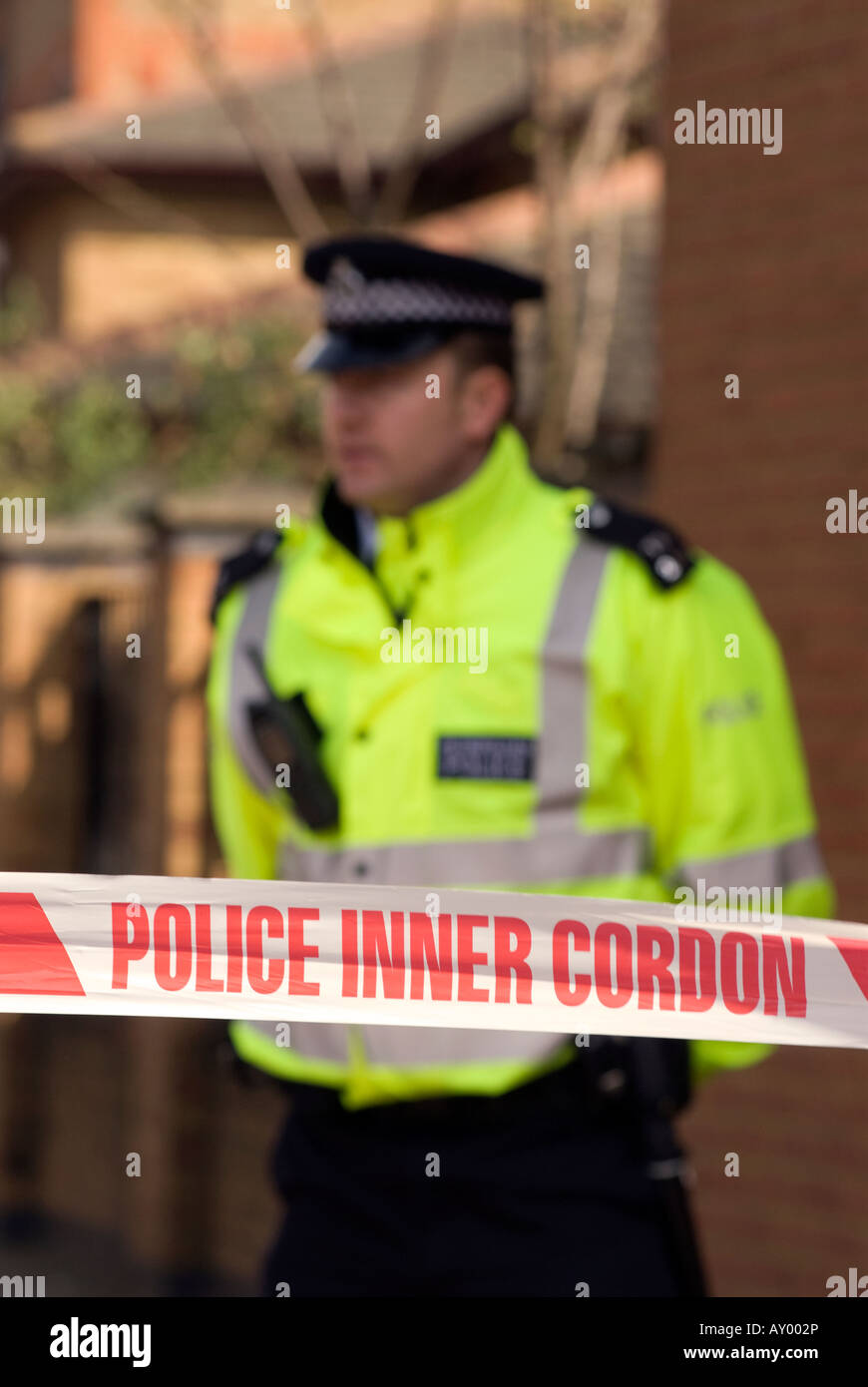 Agent de police et cordon à la scène à un accident de la route, Hounslow, Middlesex, Royaume-Uni. 30 mars, 2008. Banque D'Images