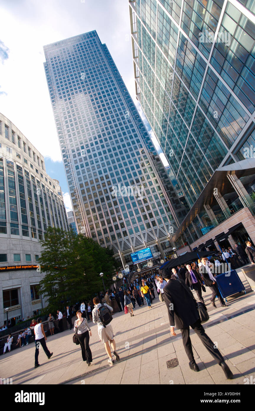 Business people walking passé à Canary Wharf Londres Angleterre Banque D'Images