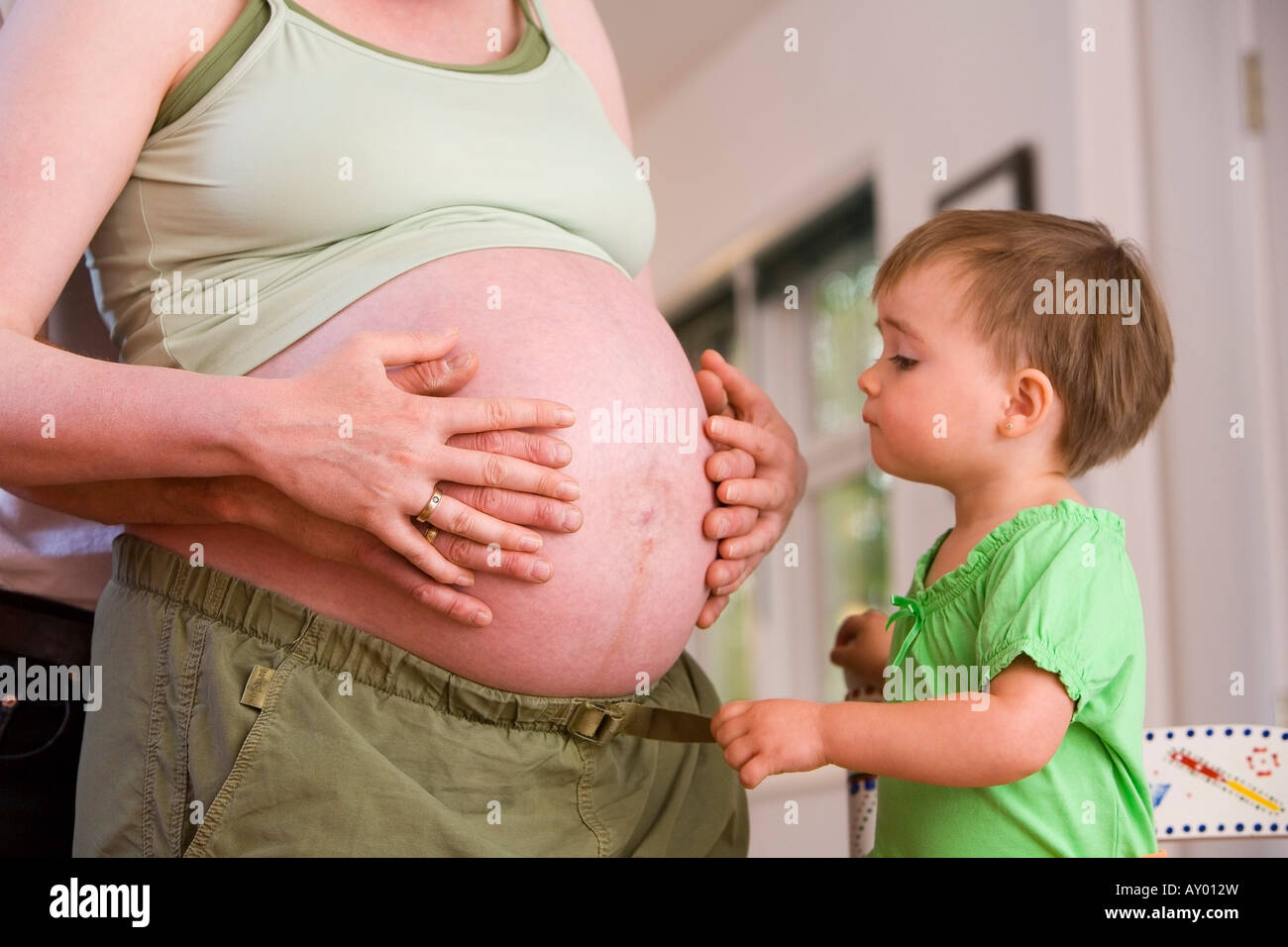 Vue de l'estomac de pregant woman avec mari & femme enlacés tout en fils ressemble sur l'Alaska United States Banque D'Images