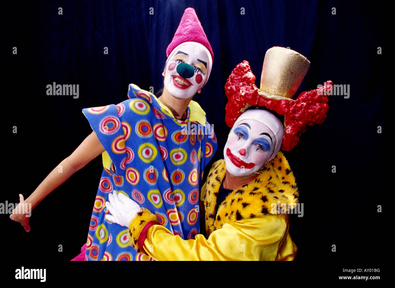 Deux clowns armés montrant leurs costumes Banque D'Images